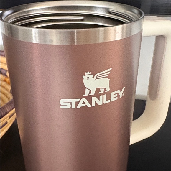 Stanley Adventure
Quencher H2.0 Tumbler 40 oz. Rose Quartz Glow - Picture 2 of 6